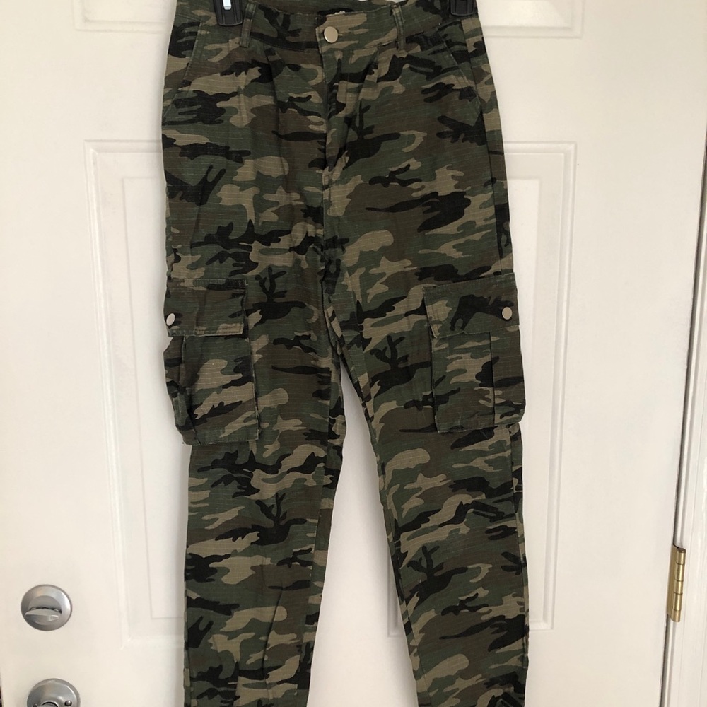 Camouflage crop pants